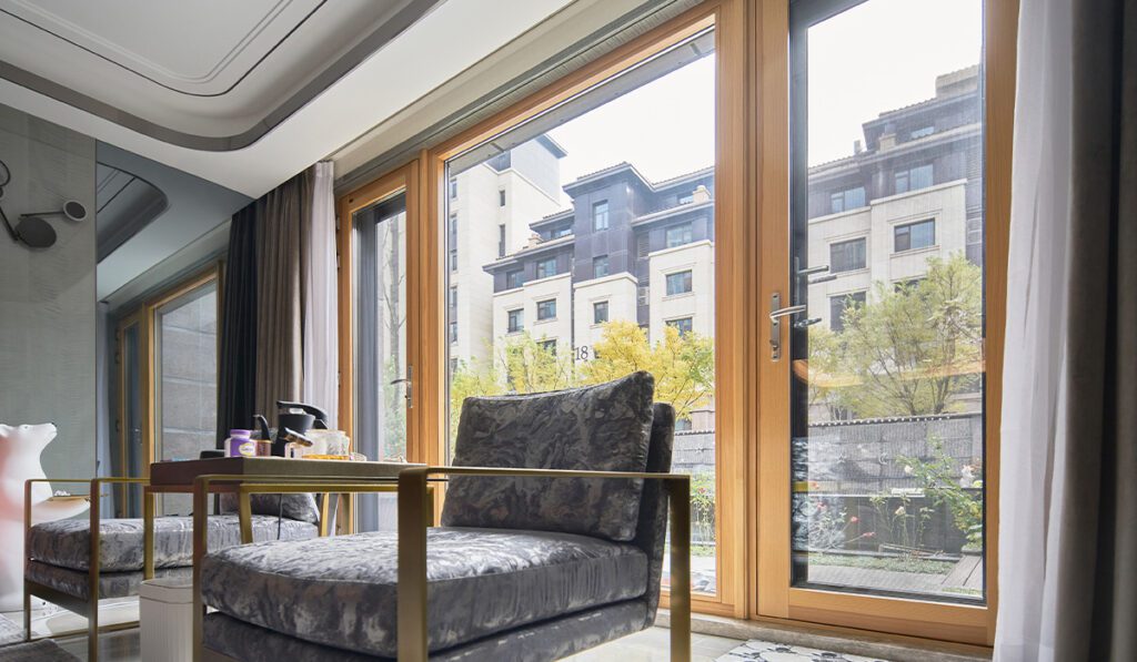 森鹰春天裡被動式鋁包木內開窗P135IW 藍鯨隔音門窗台灣獨家代理